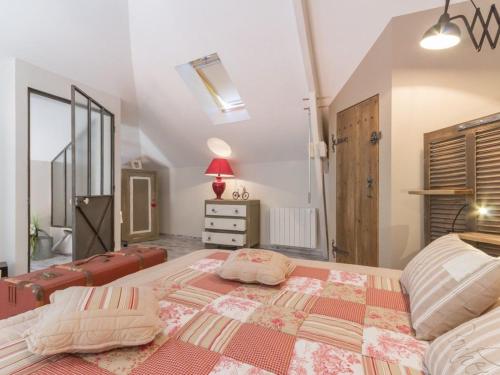 Un pat sau paturi într-o cameră la Gîte de charme près de Nantes avec jardin de 2300 m², terrasse privative et vélos à disposition - FR-1-306-798