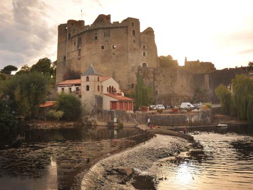 a castle sitting on the side of a river at Gîte rénové avec terrasse et jardin à Clisson, proche gare, commerces, restaurants et vignoble nantais - FR-1-306-900 in Clisson