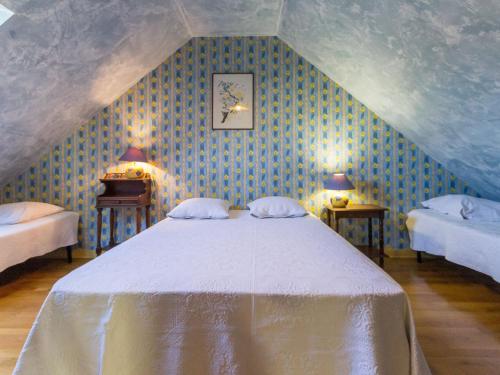 - une chambre avec un grand lit et 2 tables dans l'établissement Gîte rénové éco-responsable près de la forêt et des lacs, idéal pour la détente et la nature - FR-1-306-868, à Joué-sur-Erdre