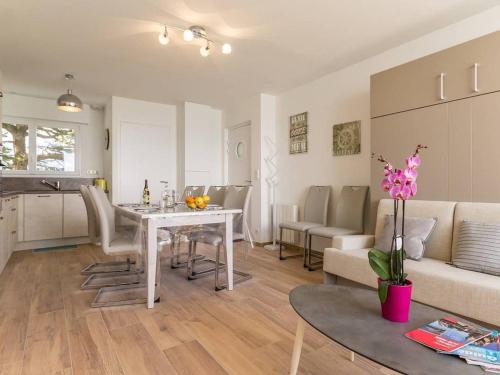ein Wohnzimmer mit einem weißen Tisch und einer Couch in der Unterkunft Appartements en bord de mer avec Wifi et animal accepté à Piriac-sur-Mer - FR-1-306-943 in Piriac-sur-Mer