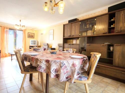 une salle à manger avec une table et quelques chaises dans l'établissement Gîte indépendant avec jardin clos, au calme, près de La Baule et Nantes - FR-1-306-882, à La Chapelle-Launay