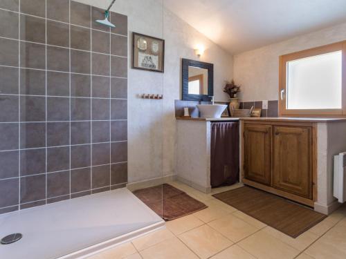 Ένα μπάνιο στο Gîte familial rénové avec jardin, activités extérieures et recharge électrique à Mesquer - FR-1-306-843