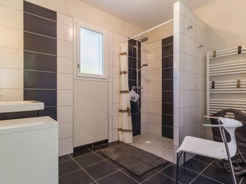 une salle de bain avec douche et lavabo dans l'établissement Maison de charme à Pornic avec jardin, proche des plages et commerces, clim et wifi inclus - FR-1-306-1038, à Pornic