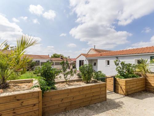 un jardin devant une maison dans l'établissement **Étable Rénovée en Campagne à 20km de la Mer - Idéale Familles avec Jeux et Vélos Enfants** - FR-1-306-1047, à Saint-Viaud