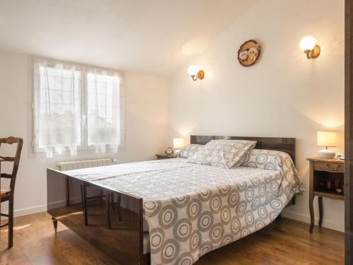 ein Schlafzimmer mit einem Bett und einem Tisch in der Unterkunft Gîte Confortable entre Nantes et la Mer avec Parking Sécurisé et Coin Détente Privé - FR-1-306-885 in Saint-Philbert-de-Grand-Lieu