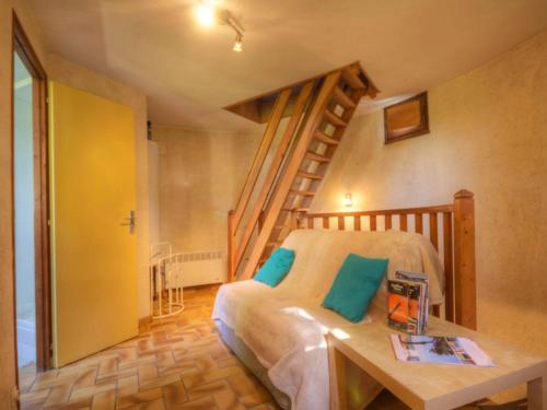 une chambre avec un lit et un escalier en colimaçon dans l'établissement Moulin rénové avec jardin clos près de Pornic - FR-1-306-872, à Pornic
