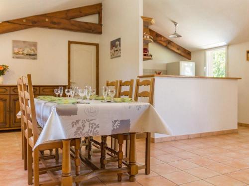 - une salle à manger avec une table et des verres à vin dans l'établissement Gîte de campagne avec jardin clos, 3 chambres, terrasse, basse-cour, et terrain de pétanque - FR-1-306-918, à Frossay