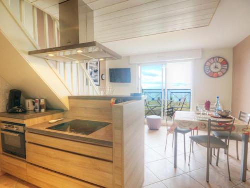 - une cuisine avec un comptoir et une table dans une pièce dans l'établissement Appartement familial avec parking, balcon vue mer, proche plages - FR-1-306-959, à La Turballe
