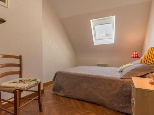 a small bedroom with a bed and a chair at Charmante Maison Rénovée à 500m de la Mer avec Jardin, 2 Chambres, Parking Gratuit - FR-1-306-911 in Piriac-sur-Mer