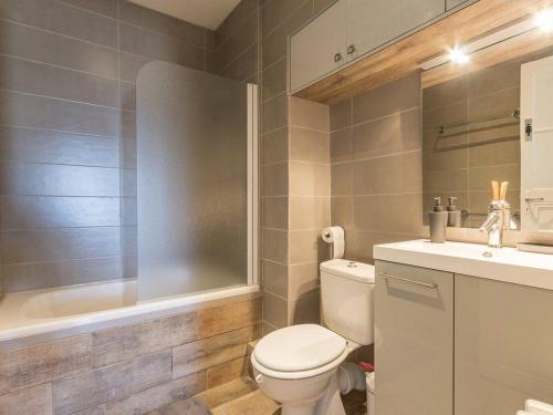 une salle de bain avec toilettes, lavabo et baignoire dans l'établissement Appartement Moderne avec Grande Terrasse, 3 Chambres, Proche Erdre et Canal de Nantes à Brest - FR-1-306-915, à Nort-sur-Erdre