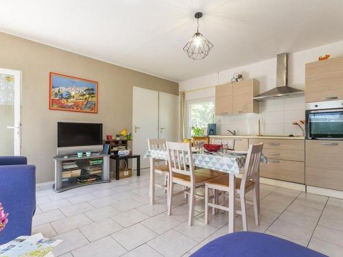 une cuisine et une salle à manger avec une table et des chaises dans l'établissement Maison calme de campagne avec jardin clos, jeux pour enfants et vélos à proximité de Châteaubriant - FR-1-306-902, à Moisdon-la-Rivière