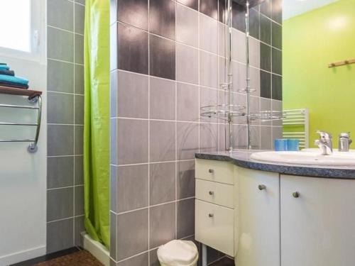 une salle de bain avec un lavabo et une douche dans l'établissement Maison calme de campagne avec jardin clos, jeux pour enfants et vélos à proximité de Châteaubriant - FR-1-306-902, à Moisdon-la-Rivière