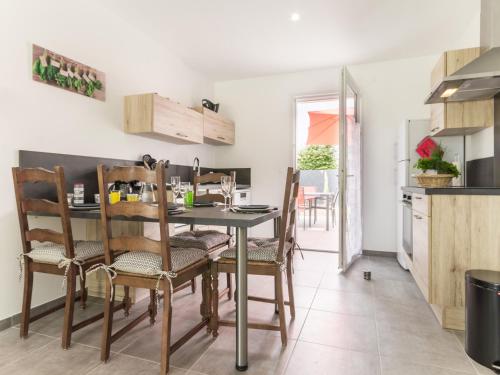 une cuisine et une salle à manger avec une table et des chaises dans l'établissement Gîte au calme avec jardin privé, vélos gratuits, équipements bébé et garage - proche de Nantes et plages - FR-1-306-980, à Saint-Philbert-de-Grand-Lieu