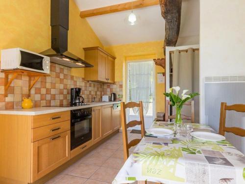 une cuisine avec une table et une salle à manger dans l'établissement Gîte cosy avec spa en pleine campagne près de Pornic - FR-1-306-927, à Saint-Père-en-Retz
