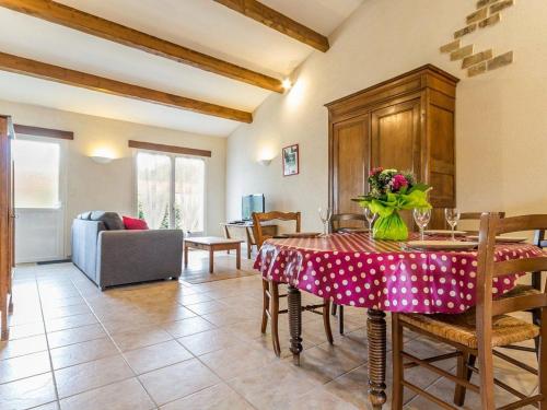 a living room with a table with a vase of flowers on it at Gîte familial avec jardin clos, à 25 km de Nantes, WiFi, vélos et jeux pour enfants. - FR-1-306-953 in Rouans