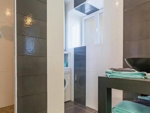 une salle de bain avec un lavabo et des toilettes dans l'établissement Gîte paisible proche de la mer avec jardin, WIFI, et équipements bébé - FR-1-306-1037, à Pornic