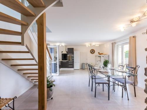 une salle à manger avec une table et des chaises et un escalier dans l'établissement 