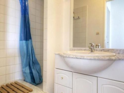 Ένα μπάνιο στο Gîte à Tharon: 2 chambres, terrasse, parking, proche mer - FR-1-306-1026