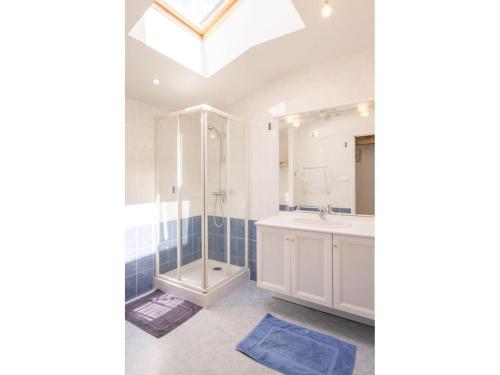 Bilik mandi di Gîte rénové sur domaine viticole bio, proche de Nantes et Pornic, jardin clos, vélos à disposition - FR-1-306-1035