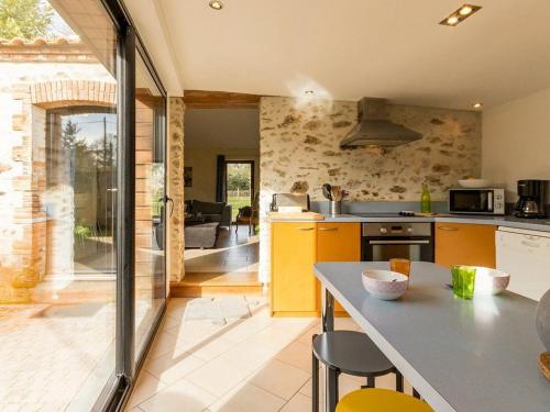 une cuisine avec des armoires jaunes et un comptoir dans l'établissement Gîte Charmant avec Jardin, Proche Plages, Wifi et Activités en Famille! - FR-1-306-1031, à Saint-Brévin-les-Pins