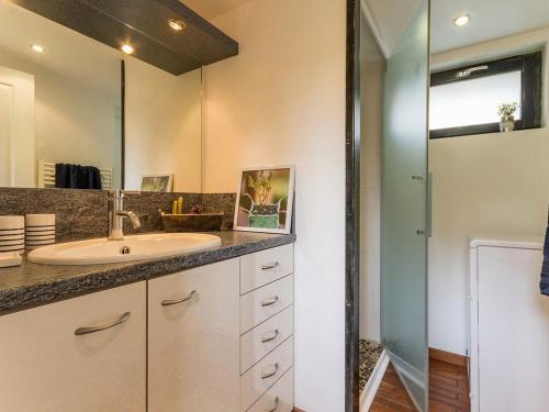 une salle de bain avec un lavabo et un miroir dans l'établissement Gîte Charmant avec Jardin, Proche Plages, Wifi et Activités en Famille! - FR-1-306-1031, à Saint-Brévin-les-Pins