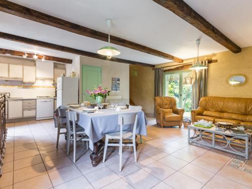 une cuisine et un salon avec une table et des chaises dans l'établissement Gîte calme avec jardin clos, 3 chambres, équipements bébé, proche de Nantes et sites naturels - FR-1-306-1141, à Saffré