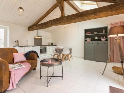 un salon avec un canapé et une table dans l'établissement Gîte paisible à la campagne près de Pornic, jardin commun, wifi, idéal pour détente et loisirs - FR-1-306-1069, à Pornic