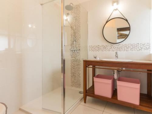 une salle de bain avec douche et lavabo dans l'établissement Gîte paisible à la campagne près de Pornic, jardin commun, wifi, idéal pour détente et loisirs - FR-1-306-1069, à Pornic