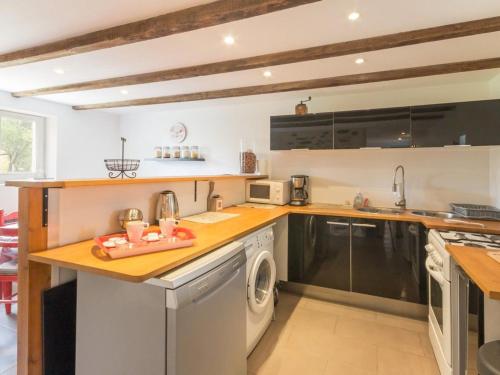 Il comprend une cuisine équipée d'un lave-linge et d'un sèche-linge. dans l'établissement Gîte Confortable avec Jardin, Proche Mer et Ville, Équipé pour Familles, Vélo Inclus - FR-1-306-1076, à Saint-Nazaire