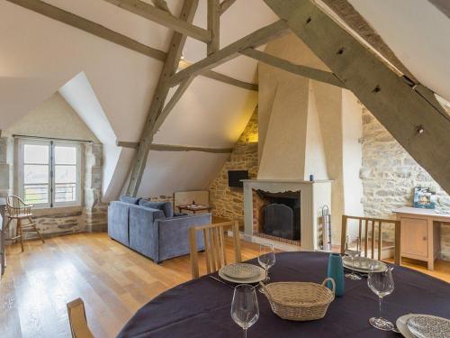un salon avec une table et une cheminée dans l'établissement Charmant apt 17e s. à Guérande, 2 chambres, vue mer, wifi - FR-1-306-1084, à Guérande