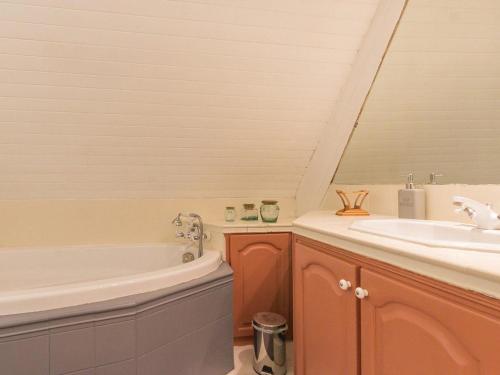 ein Badezimmer mit Waschbecken und Badewanne in der Unterkunft Charmant apt 17e s. à Guérande, 2 chambres, vue mer, wifi - FR-1-306-1084 in Guérande