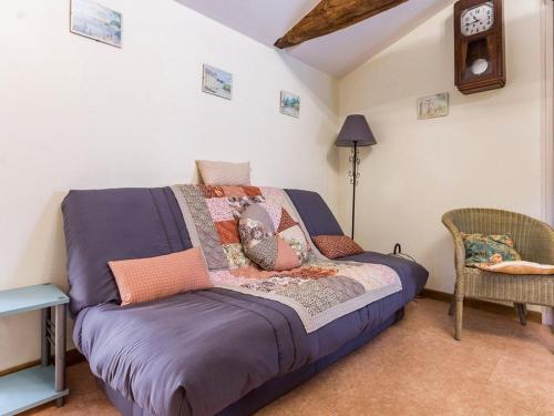 ein Schlafzimmer mit einem Bett mit bunten Kissen darauf in der Unterkunft Gîte Rénové avec Étang, Proche Nantes, Wi-Fi, Équipements Bébé - FR-1-306-1118 in Saint-Étienne-de-Corcoué