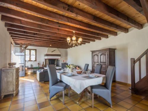 une salle à manger avec une table et des chaises dans l'établissement Chaumière Typique en Brière avec Cheminée, WiFi, et Terrasse - Idéal Familles - FR-1-306-1131, à Saint-Joachim