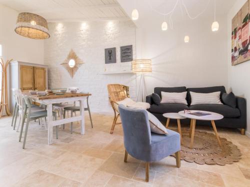 un salon avec un canapé et une table dans l'établissement Gîte cosy bord de mer avec spa à 5 min de la plage et commerces, 2 terrasses, idéal famille et bébé - FR-1-306-1192, à Pornic