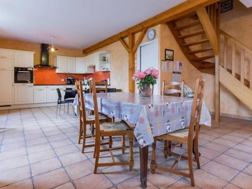 une cuisine et une salle à manger avec une table et des chaises dans l'établissement Gîte calme entre plage et nature, 3 chambres, jardin clos, proche Guérande/La Baule - FR-1-306-1125, à Saint-André-des-Eaux