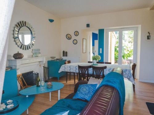 un salon avec un canapé et une table dans l'établissement Maison mitoyenne avec jardin clos et terrasse à 200m de la plage - Vieux Port de Pornic - FR-1-306-1213, à Pornic