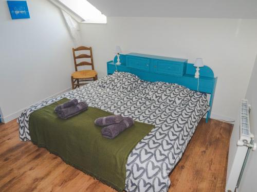 une chambre avec un lit avec deux serviettes dessus dans l'établissement Maison mitoyenne avec jardin clos et terrasse à 200m de la plage - Vieux Port de Pornic - FR-1-306-1213, à Pornic
