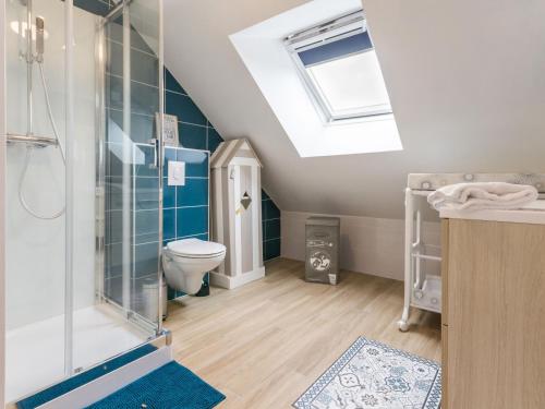 ein Badezimmer mit Dusche und Toilette in der Unterkunft Maison bretonne rénovée près de la mer avec jardin, terrasse et équipements modernes - FR-1-306-1197 in Guérande