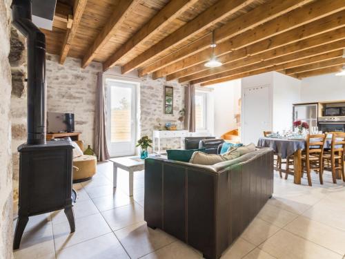 un salon avec un poêle à bois dans une pièce dans l'établissement Maison bretonne rénovée près de la mer avec jardin, terrasse et équipements modernes - FR-1-306-1197, à Guérande