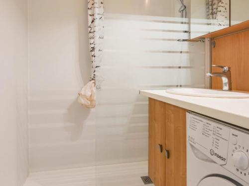 une salle de bain avec douche et lavabo dans l'établissement Gîte Contemporain avec Jardin et Parking à La Chapelle-sur-Erdre - FR-1-306-1309, à La Chapelle-sur-Erdre