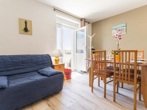 un salon avec un canapé bleu et une table dans l'établissement Appartement face à la plage avec cour commune, BBQ et wifi à Piriac-sur-Mer - FR-1-306-1188, à Piriac-sur-Mer
