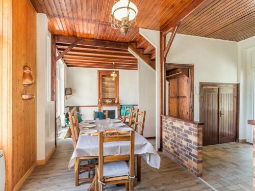 une salle à manger avec une table et des chaises dans l'établissement Maison calme 3 chambres proche plage avec jardin clos et parking à Saint-Brevin-les-Pins - FR-1-306-1065, à Saint-Brévin-les-Pins