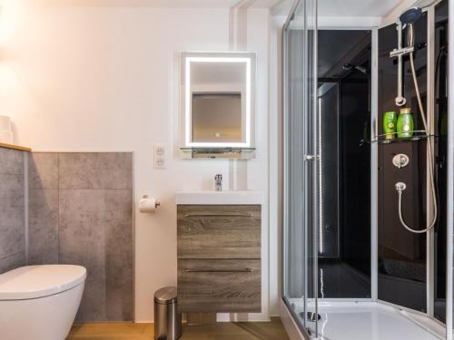 une salle de bain avec une douche, des toilettes et un lavabo dans l'établissement Maison de ville à St Nazaire, près du front de mer, climatisée, 3 chambres avec sdb privatives, WiFi - FR-1-306-1203, à Saint-Nazaire