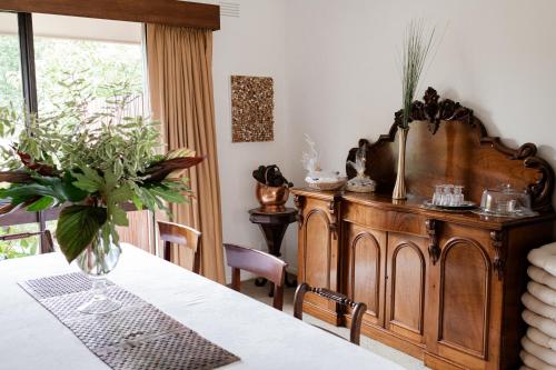 Gambar di galeri bagi Luxe HomeStay 1 BEDROOM Option at 6 O'Clock Shadows di Orbost