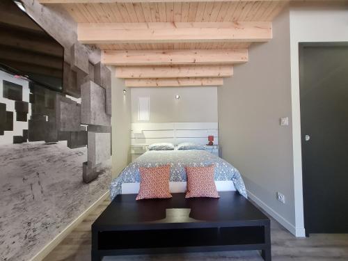 ein Schlafzimmer mit einem Bett und einem Wandbild in der Unterkunft Charmant studio rénové avec mezzanine, cour privative et parking à Rochetrejoux - FR-1-426-479 in Rochetrejoux