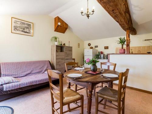 un salon avec une table et un canapé dans l'établissement Gîte rénové à Corcoué-sur-Logne avec étang privé et équipements bébé - FR-1-306-1066, à Saint-Étienne-de-Corcoué