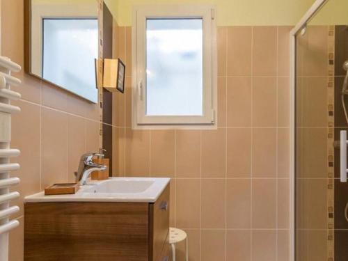 une salle de bain avec un lavabo et une fenêtre dans l'établissement Maison Neuve en Bord de Mer avec Jardin Boisé, Wifi, et Équipements Complets - FR-1-306-1096, à Saint-Brévin-les-Pins