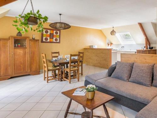 un salon avec un canapé et une table dans l'établissement Gîte lumineux avec jardin privatif près des plages, équipement bébé et recharge électrique - FR-1-306-1104, à Mesquer
