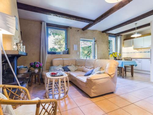 un salon avec un canapé et une table dans l'établissement Gîte 3 ch. avec jardin clos, proche Nantes, nature et activités extérieures - FR-1-306-1106, à Saffré