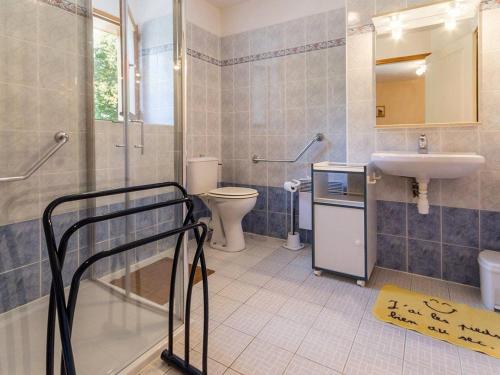 Koupelna v ubytování Gîte familial au calme avec jardin, près de Nantes et St Nazaire, activités pour petits et grands - FR-1-306-1119